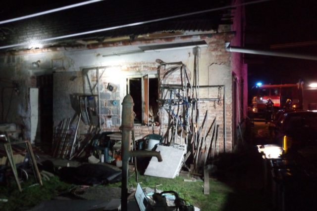 Při nočním požáru rodinného domu ve Svobodných Dvorech v Hradci Králové zemřel jeden člověk | foto: HZS Královéhradeckého kraje