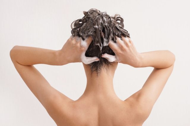 Mytí vlasů | foto: Profimedia