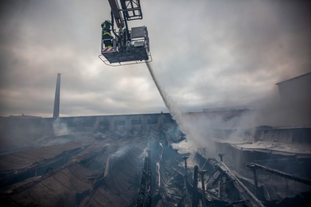 Hasiči po 36 hodinách zlikvidovali požár výrobní haly v Polici nad Metují | foto: HZS Královéhradeckého kraje