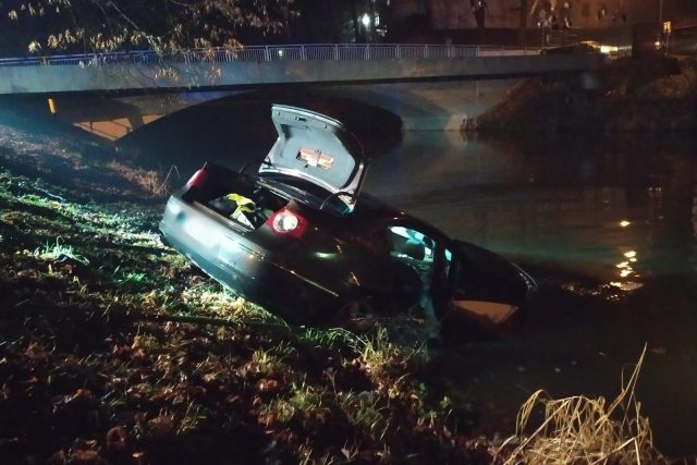 Utopené vozidlo v řece Metuji v Náchodě | foto: HZS Královéhradeckého kraje