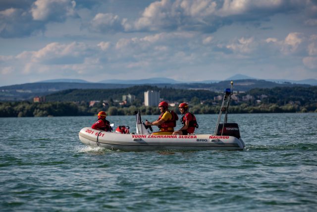 Záchrana osoby z hladiny vodní nádrže Rozkoš | foto: HZS Královéhradeckého kraje