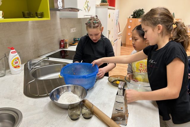 Cukroví se v adventu peče snad v každé domácnosti. Žáci v Pecce se ale pustili do něčeho netradičního | foto: Kateřina Kohoutová,  Český rozhlas