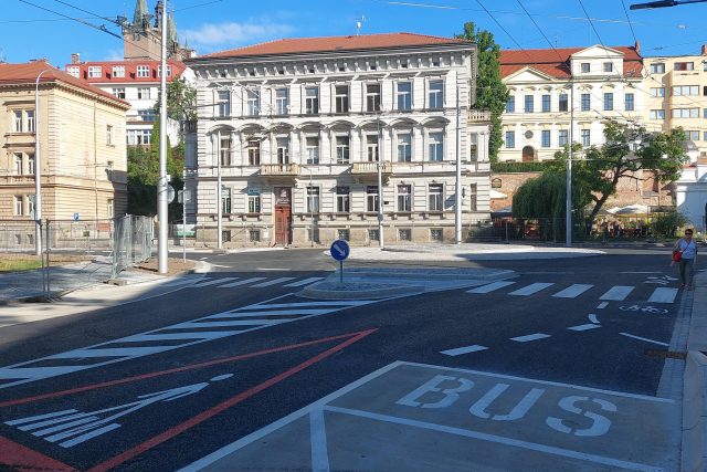 Na opravovanou křižovatku Fortna v Hradci Králové už se vrátily autobusy MHD | foto: Jakub Vik