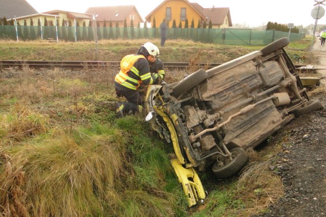Střet osobního auta a vlaku na přejezdu ve Všestarech. Jeden člověk byl při nehodě zraněn | foto: HZS Královéhradeckého kraje