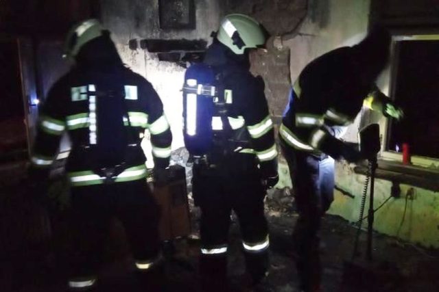 Při požáru domu se v noci v Kostelci nad Orlicí zranili tři lidé | foto: HZS Královéhradeckého kraje