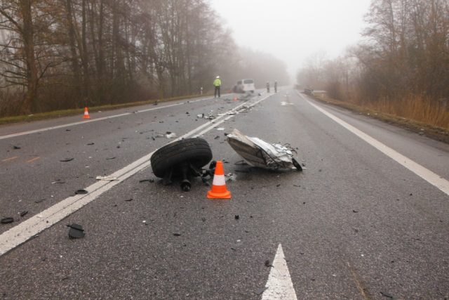 Vážná dopravní nehoda na silnici č. 16 nedaleko Sobotky na Jičínsku | foto: HZS Královéhradeckého kraje