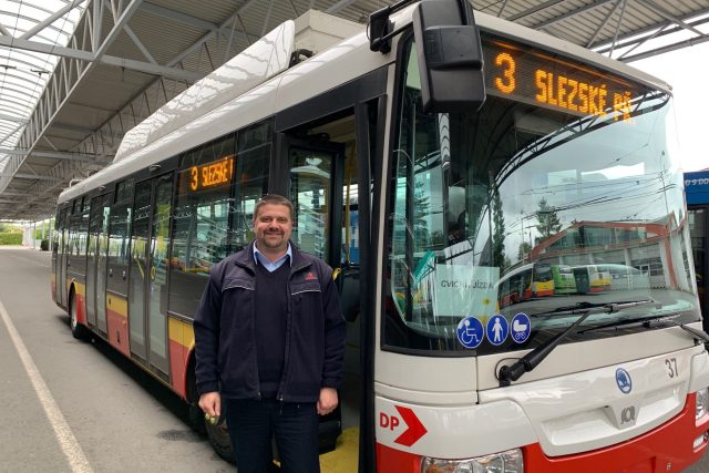 Aleš Hudeček sedí v Hradci Králové za volantem moderního trolejbusu s označením 30TR | foto: Ondřej Vaňura,  Český rozhlas