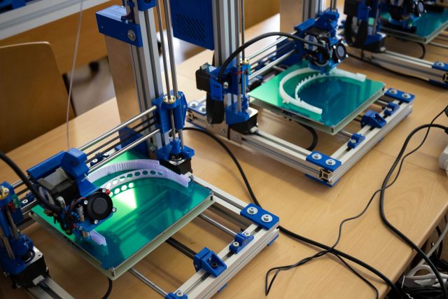 Střední škola a vyšší odborná škola aplikované kybernetiky v Hradci Králové vyrábí na 3D tiskárnách ochranné štíty pro zdravotníky | foto: David Podzimek
