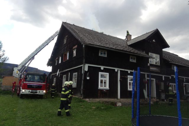 V obci Orlické Záhoří na Rychnovsku byl ohlášeném požár v komíně | foto: HZS Královéhradeckého kraje