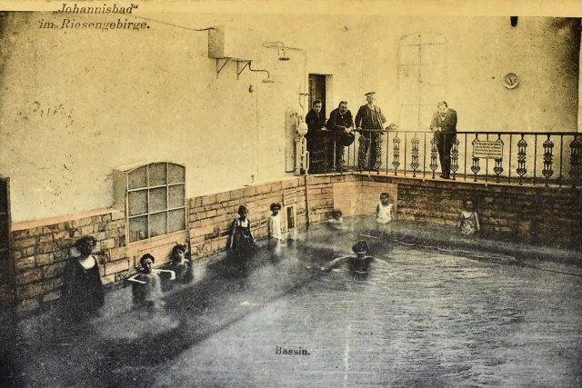 Velký bazén v Janských Lázních v jeho původní historické podobě na historické pohlednici | foto: Sbírka soukromého sběratele a pamětníka Jana Hainiše