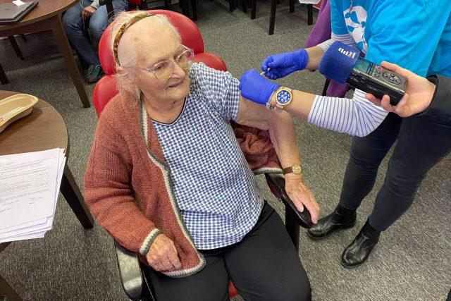 Domov důchodců v Tmavém Dole má za sebou první část očkování proti onemocnění covid-19 | foto: Jana Házová,  Český rozhlas