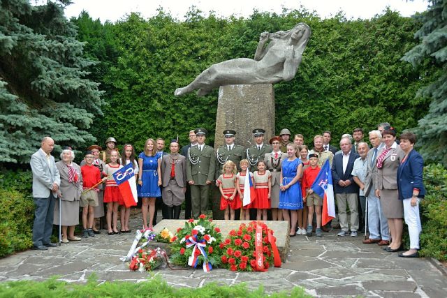 Čestná stráž a hosté u pomníku na Bohdašíně | foto: Vítězslav  Burdych