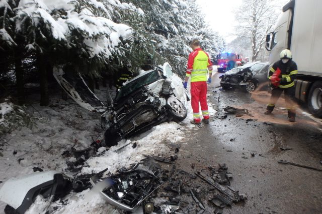 Dopravní nehoda nákladního a dvou osobních aut u Volanova,  části Trutnova | foto: HZS Královéhradeckého kraje