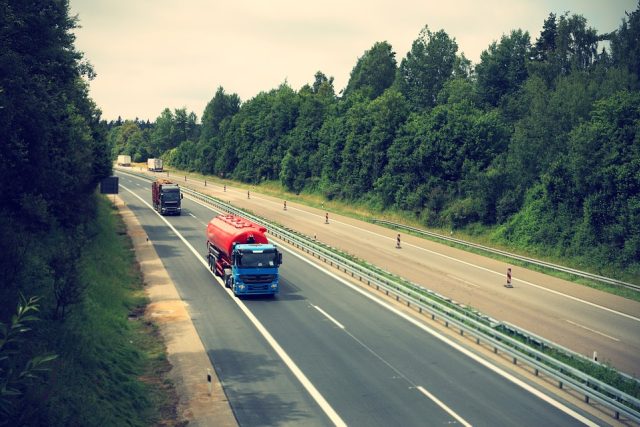 Kamion,  silnice,  dálnice,  logistika  (ilustrační foto) | foto:  Andreas160578,  Fotobanka Pixabay