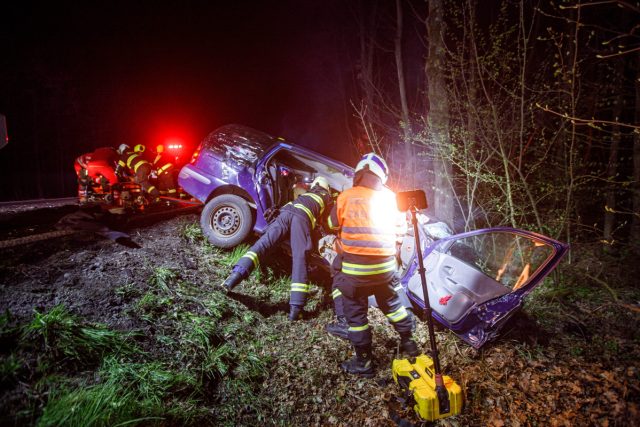 Nehoda na silnici č. 14 u Dobrušky měla smutný konec | foto: HZS KHK / Michal Fanta