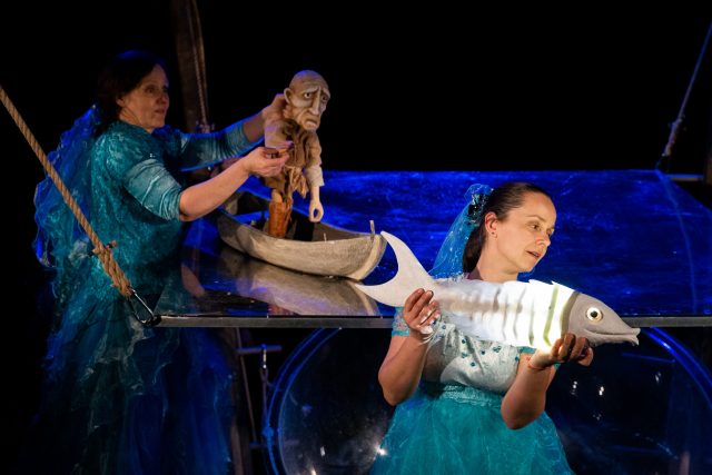 Klasickou pohádku O Zlaté rybce připravilo hradecké loutkové divadlo Drak | foto: Milan Hajn