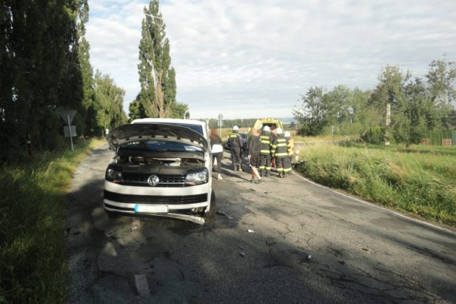 Jedna osoba byla zraněna při dopravní nehodě motocyklu a dodávky v obci Kramolna na Náchodsku | foto: HZS Královéhradeckého kraje