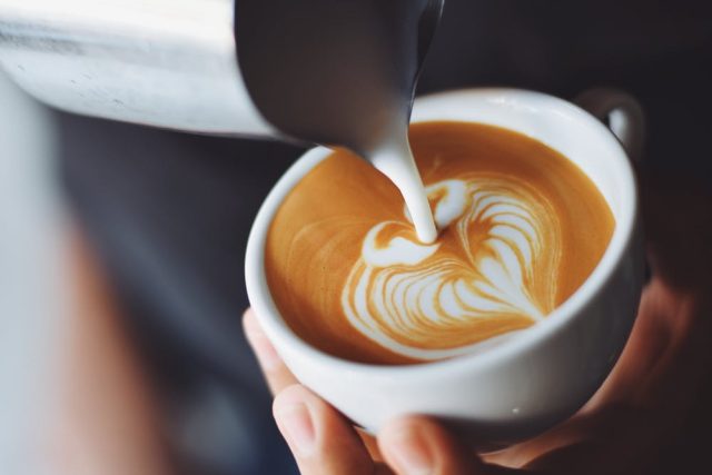 Fyziolog Miloslav Hronek vyvrací časté mýty o potravinách: kávy s mlékem se bát nemusíte,  naopak!  (ilustrační foto) | foto: Pexels,  CC0 1.0