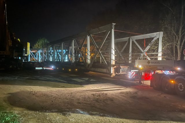 Hodně složitá a komplikovaná byla přeprava torza mostu ze Svinar na letiště v Hradci Králové | foto: Tomáš Lörincz,  Český rozhlas