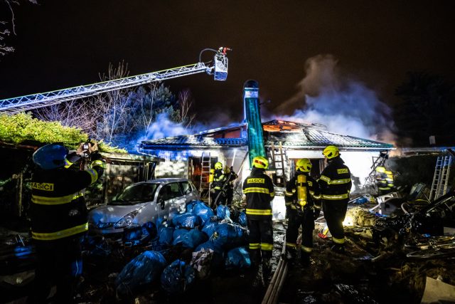 Požár zasáhl rodinný dům v náchodské Bělovsi,  škoda přesahuje 1, 5 milionu korun | foto: HZS KHK / Michal Fanta