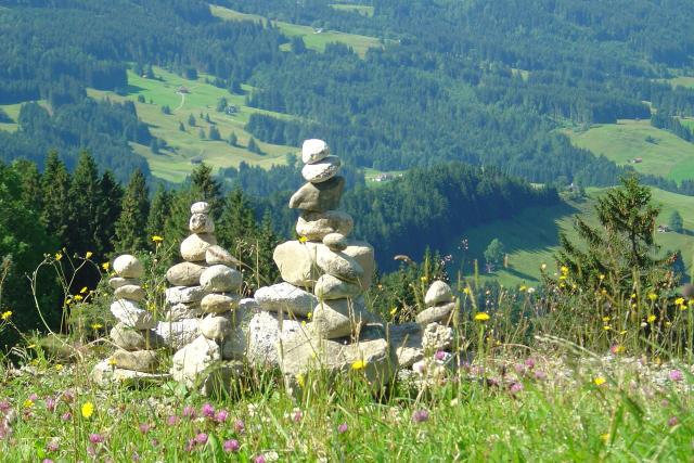 Každé léto rozeberou v Krkonoších strážci přírody stovky takových kamenných mohyl  (ilustrační foto) | foto: Fotobanka Pixabay