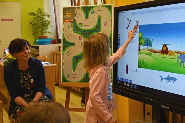 Děti v Mateřské škole Pecka zkoušely výukový software v rámci podpory digitalizace vzdělávání | foto: Krajský úřad Královéhradeckého kraje