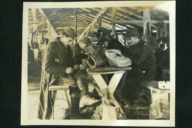 Fotografie ze zajateckého tábora z 1. světové války u Martínkovic na Broumovsku - Strohflechterei | foto: dr. Georg  Langer 