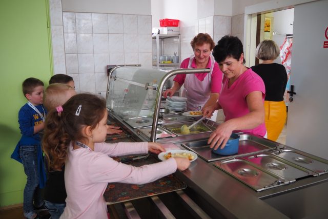 Přibývá rodičů,  kteří nejsou schopni zaplatit dětem školní oběd  (ilustrační foto) | foto: Dáša Kubíková,  Český rozhlas