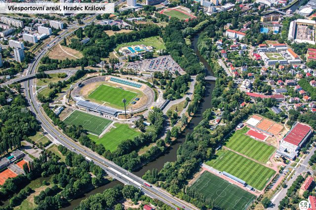 Všesportovní stadion v Hradci Králové je dominantou místní části Malšovice. Je též nazýván jako stadion Pod lízátky,  a to kvůli svým typickým osvětlovacím panelům | foto: Společnost CBS Nakladatelství s. r. o.