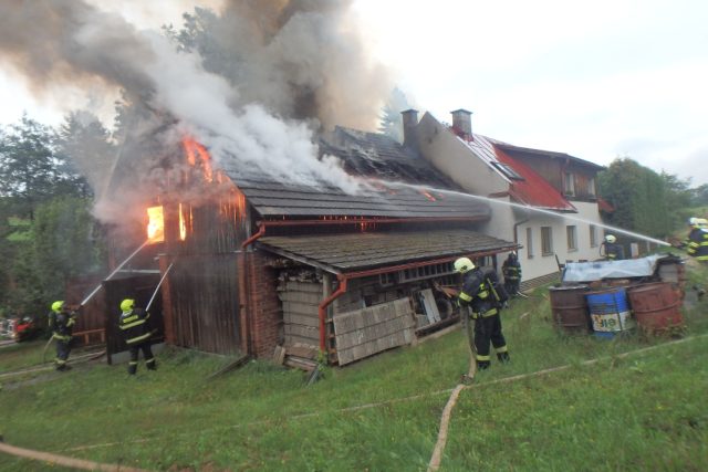 U požáru stodoly v Horní Kalné zasahovalo osm jednotek hasičů | foto: HZS Královéhradeckého kraje