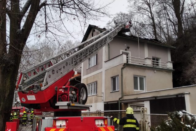 Požár rodinného domu ve Dvoře Králové nad Labem | foto: HZS Královéhradeckého kraje