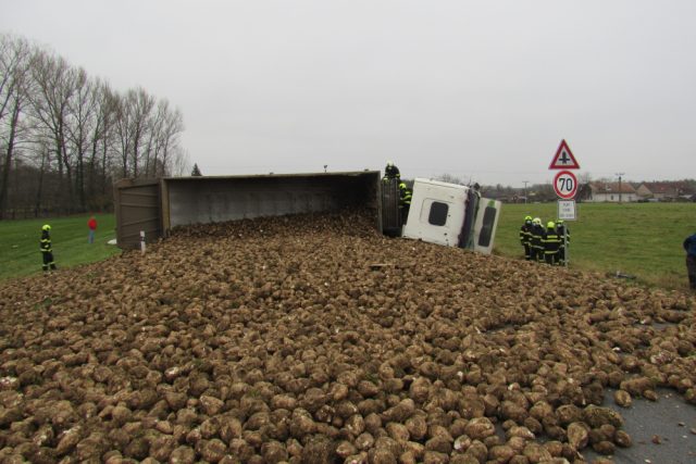 Převrácený kamion s řepou zablokoval silnici I/11 na Rychnovsku | foto: HZS Královéhradeckého kraje