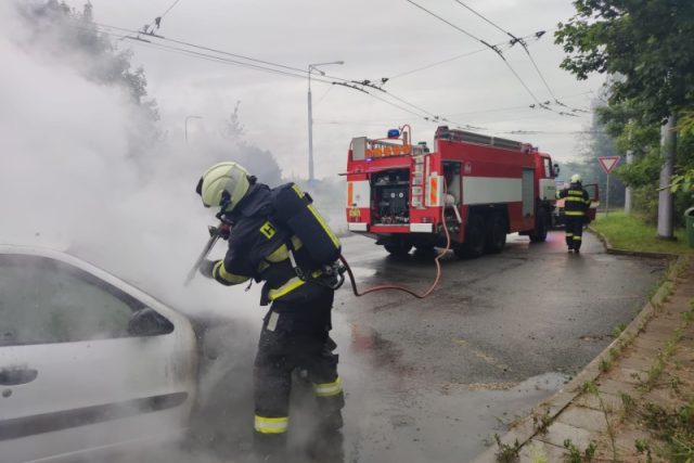 Při požáru osobního auta v Hradci Králové - Kuklenách vznikla škoda zhruba 40 tisíc korun | foto: HZS Královéhradeckého kraje