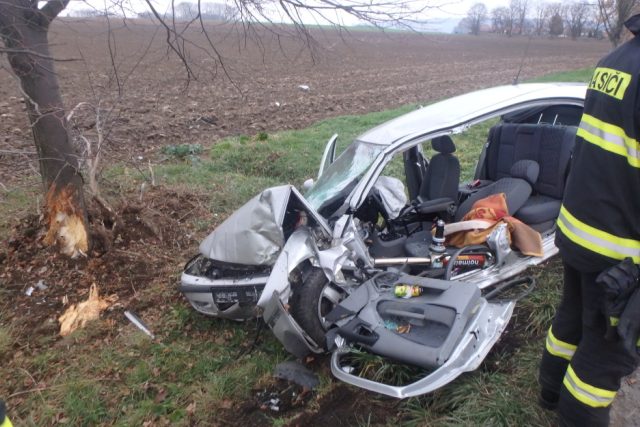 Tragická dopravní nehoda na silnici číslo 11 u Doudleb nad Orlicí | foto: HZS Královéhradeckého kraje