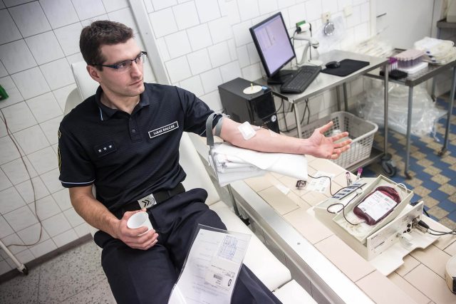 Náchodští hasiči ze směny B darovali společně krev | foto: HZS Královéhradeckého kraje