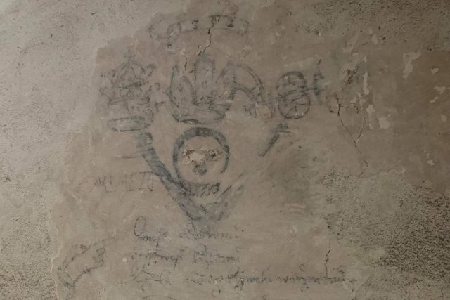 Na zámku v Doudlebách nad Orlicí se snaží rozluštit kresbu z 16. století | foto: Jana Házová,  Český rozhlas