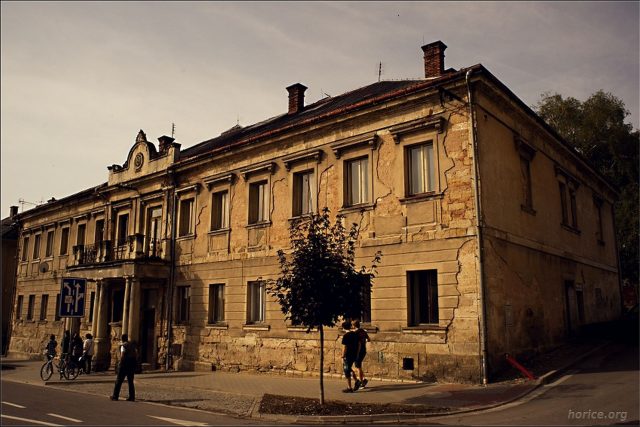 Zastupitelé v Hořicích odsouhlasili pokračování oprav chátrající Hirschovy vily v centru města  (stav při Dni architektury v roce 2016) | foto: archiv města Hořice