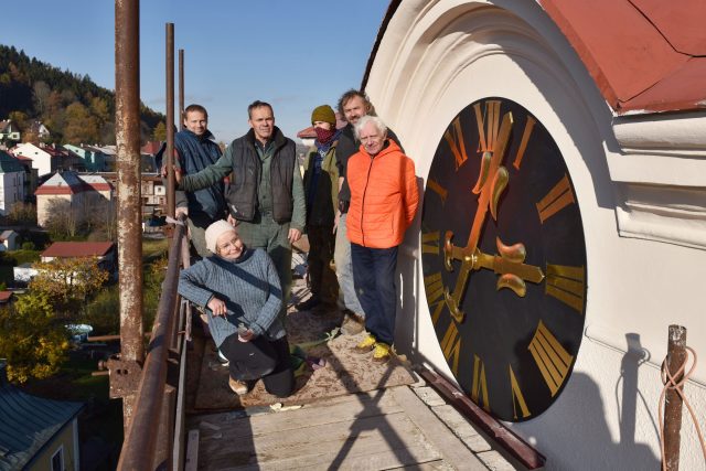 Díky nadšencům na věži kostela Nejsvětější Trojice v Žacléři opět fungují hodiny | foto: Městské muzeum Žacléř