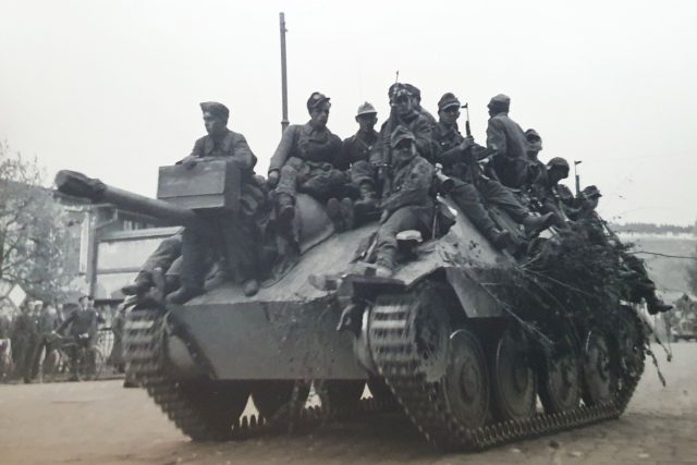 Snímek z 9. května 1945 ze silnice od hraničního přechodu,  prchající německá vojska | foto: archiv Šárky Kuchtové
