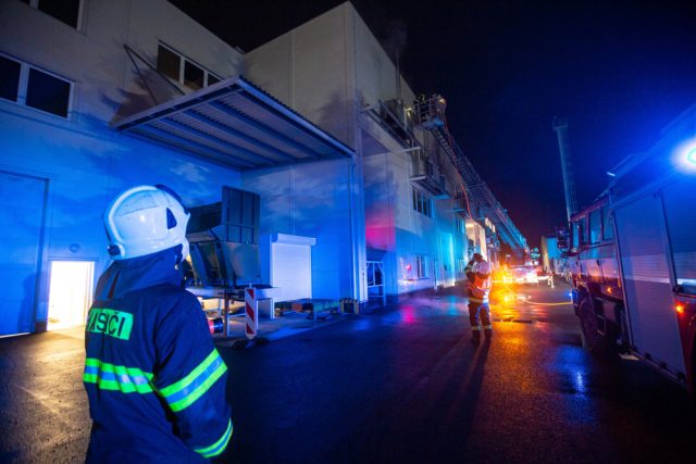 Požár vytápěcí jednotky skladovací haly v Říkově na Náchodsku | foto: HZS Královéhradeckého kraje