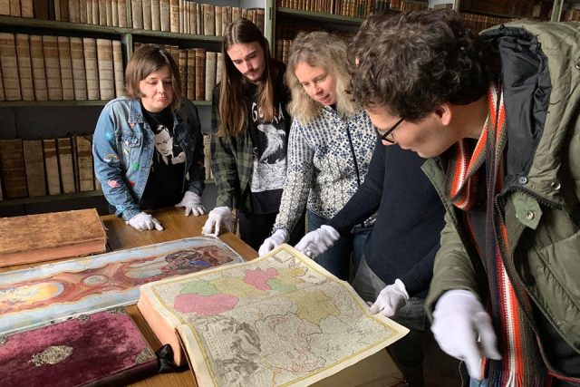 V knihovně broumovského kláštera pomáhají studenti s výzkumem vzácných knih | foto: Jana Házová,  Český rozhlas