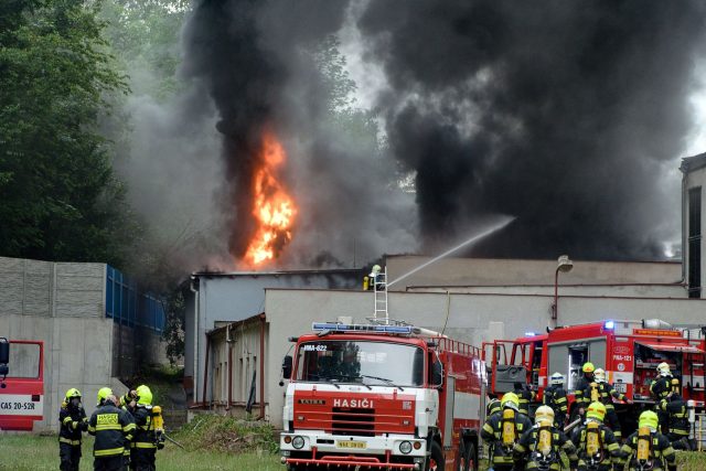 Požár v areálu firmy Veba v Broumově. Hasičům se podařilo úspěšně zabránit větším škodám | foto: Jaroslav Ročeň