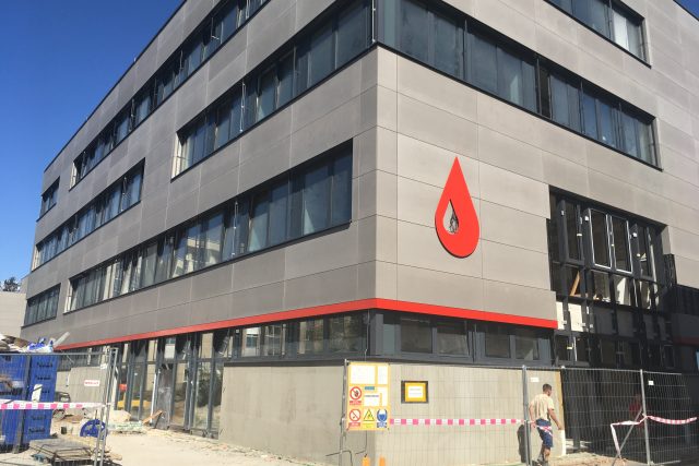 V listopadu má být hotová stavba nového transfúzního oddělení Fakultní nemocnice v Hradci Králové | foto: Eliška Horáková