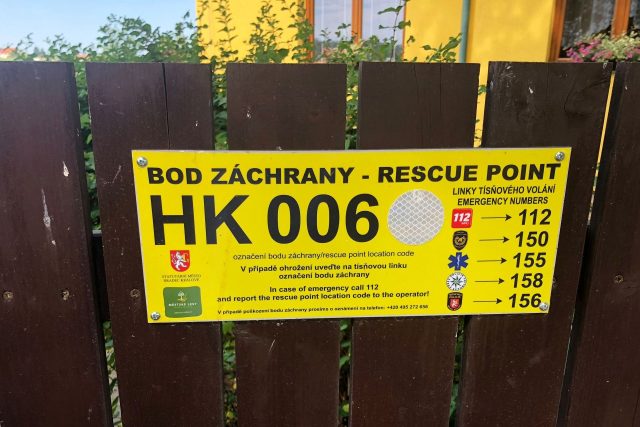 Takzvaný bod záchrany na plotě hájovny u rybníka Datlík v hradeckých lesích | foto: Ondřej Vaňura,  Český rozhlas