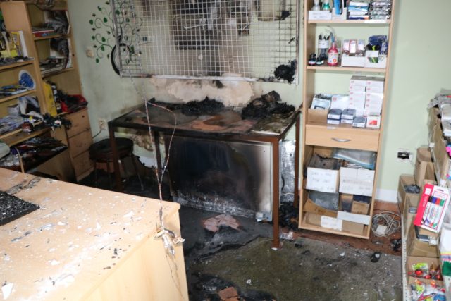 Požár v prodejně papírnictví ve Vrchlabí napáchal škodu za skoro půl milionu korun | foto: HZS Královéhradeckého kraje