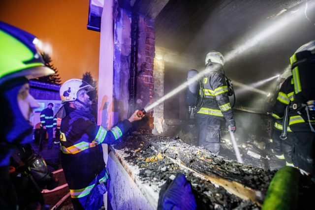 Požár rodinného domu v Rychnově nad Kněžnou hasilo pět jednotek | foto: HZS Královéhradeckého kraje