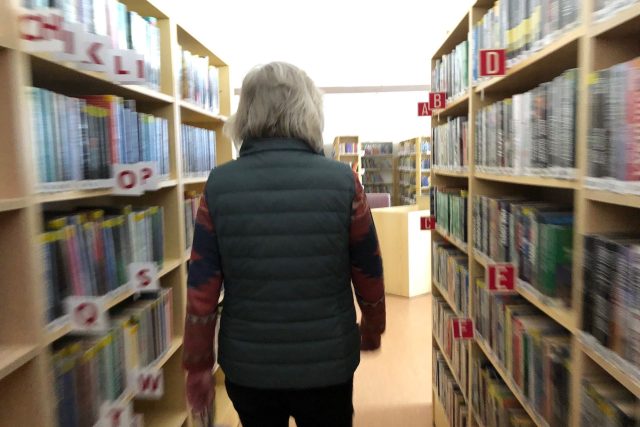 Knihovny jsou uzavřené. V Žacléři se ale přesto knížky ke čtenářům dostávají | foto: Kateřina Kohoutová,  Český rozhlas