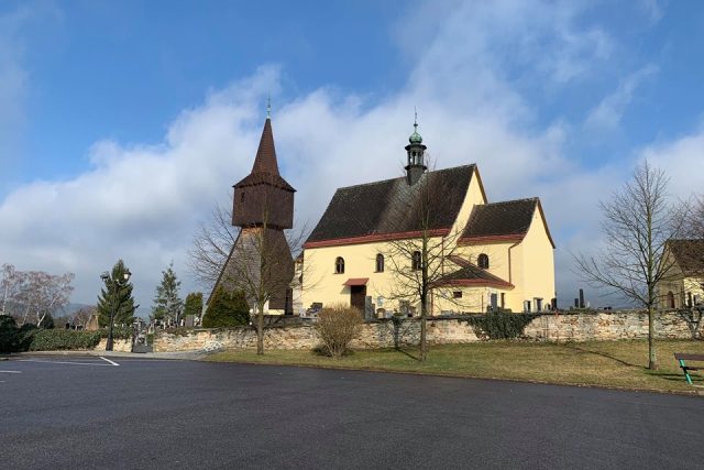 Rtyňská dřevěná zvonice ze 16. století se po šesti letech oprav znovu otevře turistům | foto: Jana Házová,  Český rozhlas