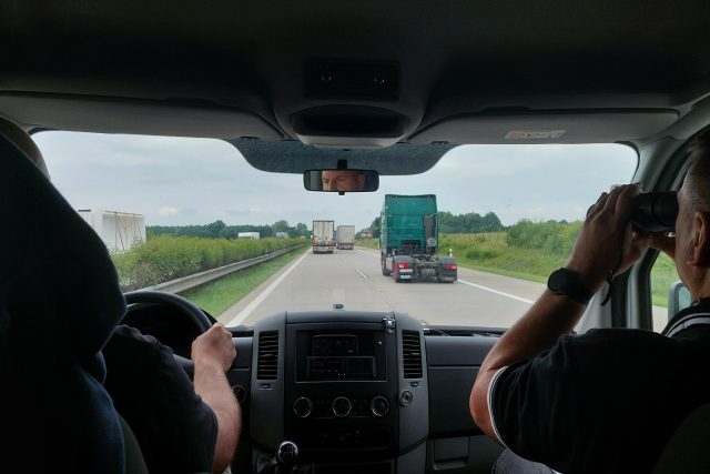 Dopravně bezpečnostní akce na dálnici D11 se zaměřila na nevěnování se řízení | foto: Jakub Vik