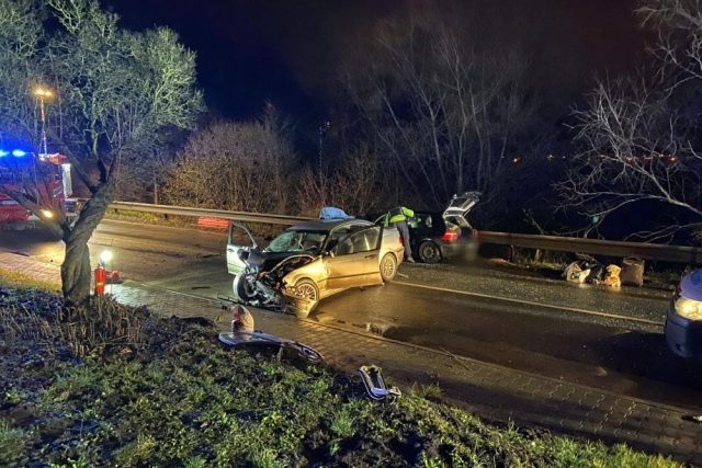 Při nehodě dvou aut na silnici mezi Náchodem a Hronovem bylo zraněno celkem sedm osob | foto: HZS Královéhradeckého kraje